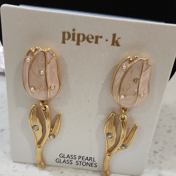 🔹️Piper K🔹  Gold and Cream Tulip Glass Stones Pearl Dangle Floral Earrings ✨🌷 - Picture 6 of 7